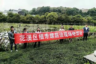 球烫脚！国青队员反击拔脚就抡，射偏后倒地抱头按腿一条龙